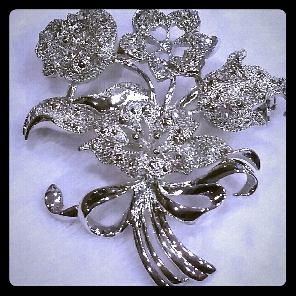 Vintage Beautiful & Very Elegant Crystal Floral Large Floral Brooch Pin.